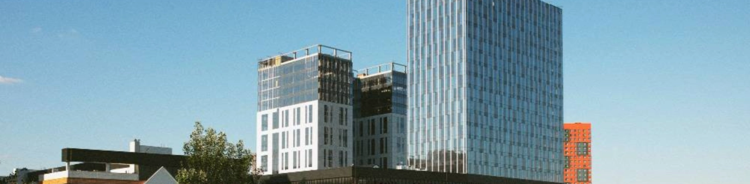 Paysage urbain analogique avec des bâtiments à la lumière du jour